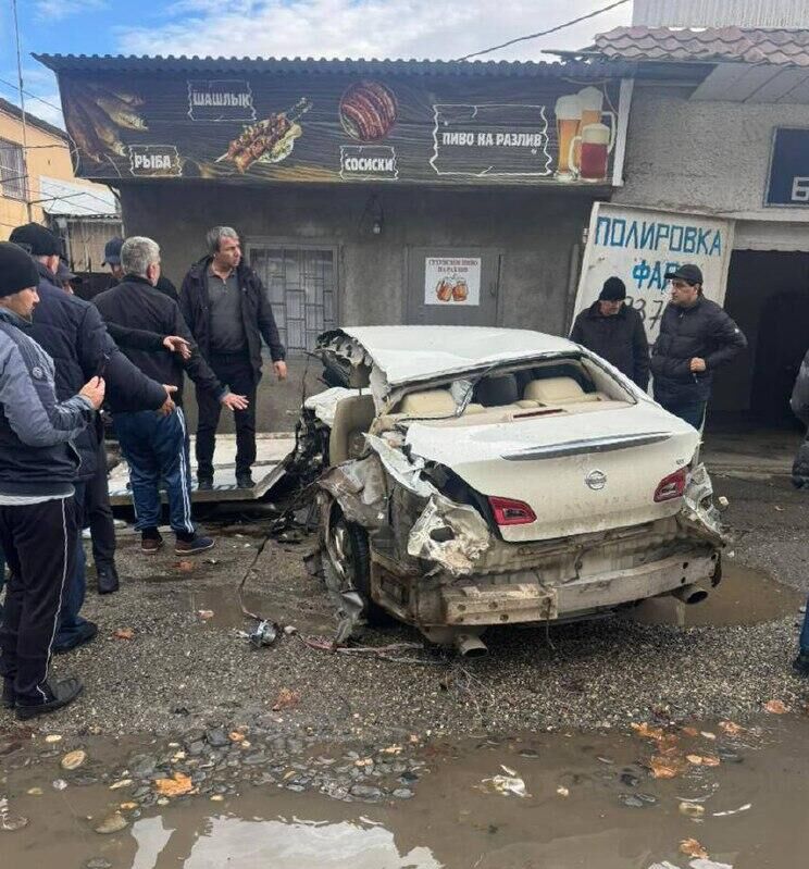 Двоих детей и двоих взрослых доставили в медучреждения после ДТП в Сухуме, сообщил корреспонденту Sputnik начальник ГАИ Дамей Авидзба