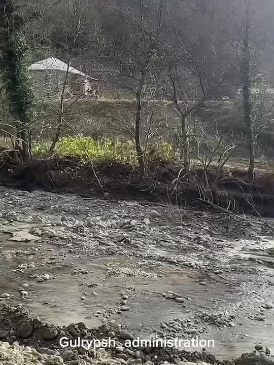 Работы по расчистке русла реки Парнаут на участке протяженностью до 700 метров ведутся в селе Верхний Гулрыпш