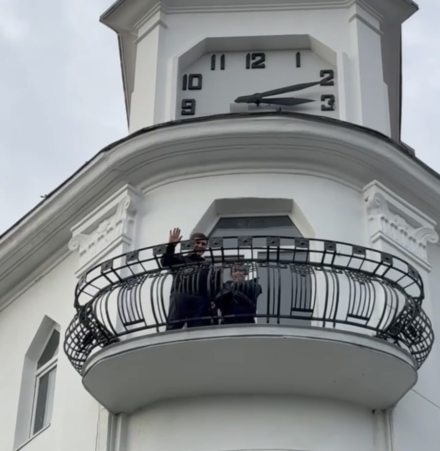 Замглавы Администрации Сухума Константин Тарба провел ознакомительную экскурсию для школьницы Николь Кварцхава