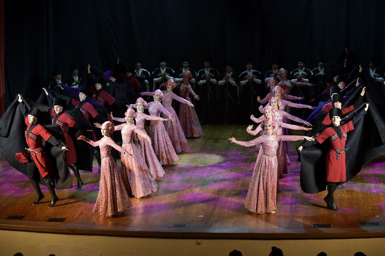 От "Абхазской свадьбы" до молодежного перепляса: отчетный концерт Госансамбля Абхазии