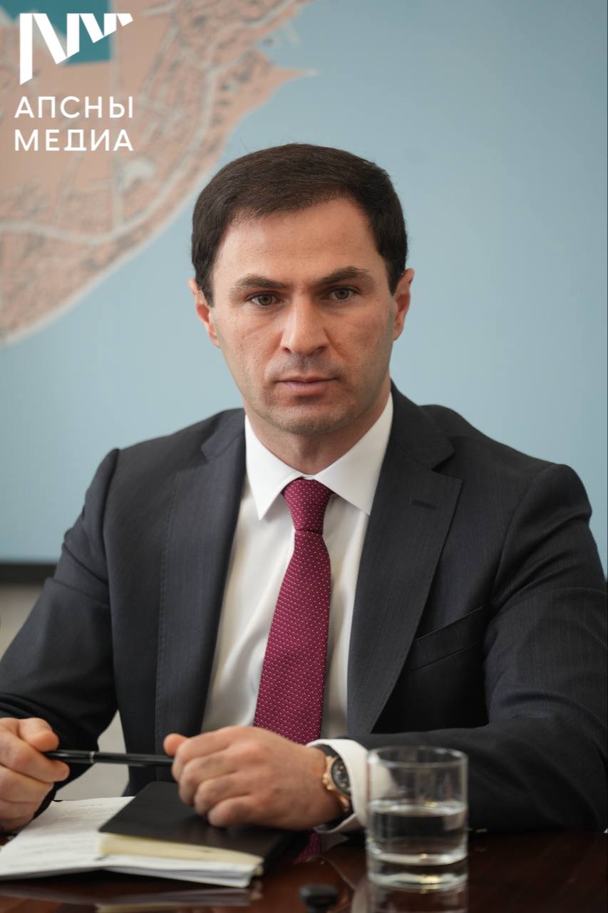 Глава столичной администрации Тимур Агрба поделился с журналистами информацией о текущем состоянии водоносных станций и накопительных резервуаров в Сухуме